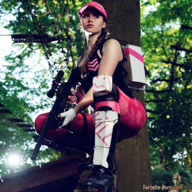 Cosplay Rose Team Leader Loooking Fine